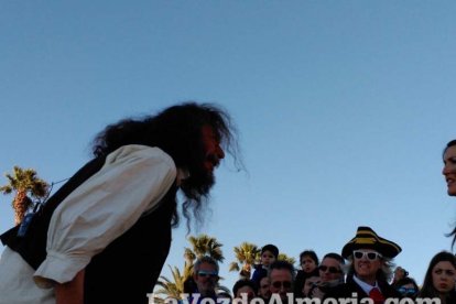 El Desembarco Pirata devuelve el brillo del eterno verano. Cientos de personas abarrotan San José durante la recreación teatral.