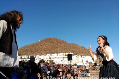 El Desembarco Pirata devuelve el brillo del eterno verano. Cientos de personas abarrotan San José durante la recreación teatral.