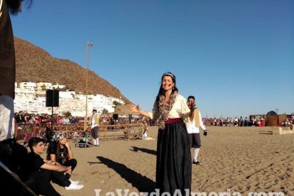 El Desembarco Pirata devuelve el brillo del eterno verano. Cientos de personas abarrotan San José durante la recreación teatral.