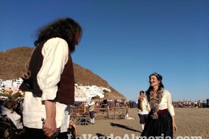 El Desembarco Pirata devuelve el brillo del eterno verano. Cientos de personas abarrotan San José durante la recreación teatral.