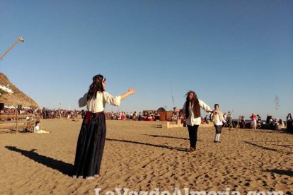 El Desembarco Pirata devuelve el brillo del eterno verano. Cientos de personas abarrotan San José durante la recreación teatral.