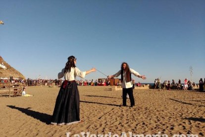 El Desembarco Pirata devuelve el brillo del eterno verano. Cientos de personas abarrotan San José durante la recreación teatral.