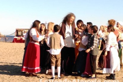 El Desembarco Pirata devuelve el brillo del eterno verano. Cientos de personas abarrotan San José durante la recreación teatral.