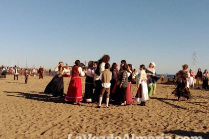 El Desembarco Pirata devuelve el brillo del eterno verano. Cientos de personas abarrotan San José durante la recreación teatral.