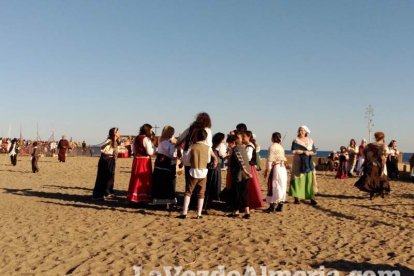 El Desembarco Pirata devuelve el brillo del eterno verano. Cientos de personas abarrotan San José durante la recreación teatral.
