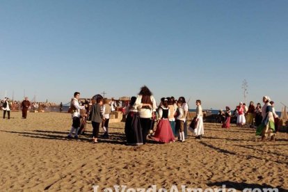 El Desembarco Pirata devuelve el brillo del eterno verano. Cientos de personas abarrotan San José durante la recreación teatral.