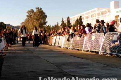 El Desembarco Pirata devuelve el brillo del eterno verano. Cientos de personas abarrotan San José durante la recreación teatral.