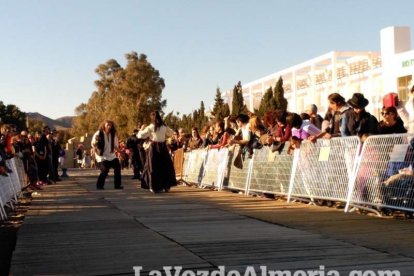 El Desembarco Pirata devuelve el brillo del eterno verano. Cientos de personas abarrotan San José durante la recreación teatral.