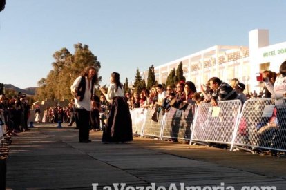 El Desembarco Pirata devuelve el brillo del eterno verano. Cientos de personas abarrotan San José durante la recreación teatral.