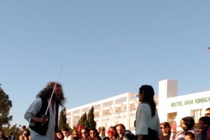 El Desembarco Pirata devuelve el brillo del eterno verano. Cientos de personas abarrotan San José durante la recreación teatral.