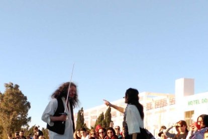 El Desembarco Pirata devuelve el brillo del eterno verano. Cientos de personas abarrotan San José durante la recreación teatral.