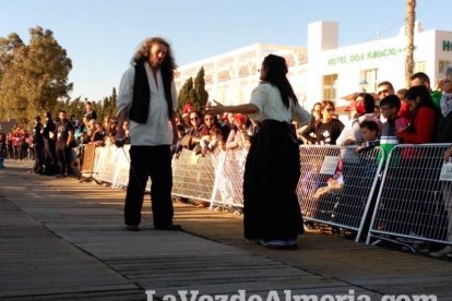 El Desembarco Pirata devuelve el brillo del eterno verano. Cientos de personas abarrotan San José durante la recreación teatral.