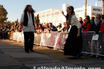 El Desembarco Pirata devuelve el brillo del eterno verano. Cientos de personas abarrotan San José durante la recreación teatral.