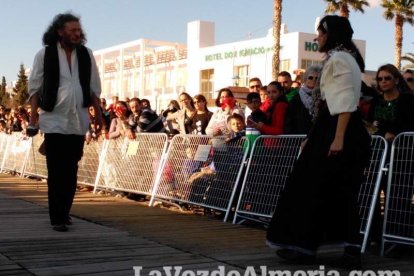 El Desembarco Pirata devuelve el brillo del eterno verano. Cientos de personas abarrotan San José durante la recreación teatral.