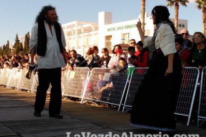El Desembarco Pirata devuelve el brillo del eterno verano. Cientos de personas abarrotan San José durante la recreación teatral.