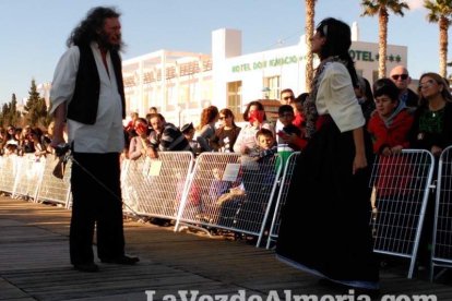 El Desembarco Pirata devuelve el brillo del eterno verano. Cientos de personas abarrotan San José durante la recreación teatral.