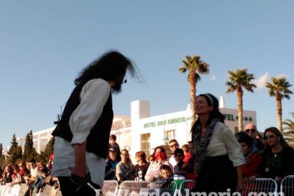 El Desembarco Pirata devuelve el brillo del eterno verano. Cientos de personas abarrotan San José durante la recreación teatral.