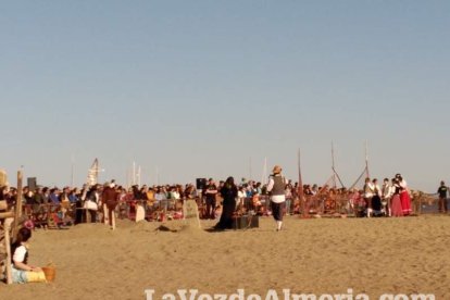 El Desembarco Pirata devuelve el brillo del eterno verano. Cientos de personas abarrotan San José durante la recreación teatral.