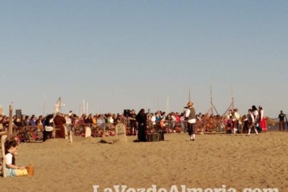 El Desembarco Pirata devuelve el brillo del eterno verano. Cientos de personas abarrotan San José durante la recreación teatral.