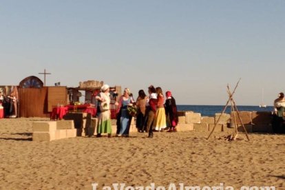 El Desembarco Pirata devuelve el brillo del eterno verano. Cientos de personas abarrotan San José durante la recreación teatral.