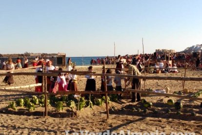 El Desembarco Pirata devuelve el brillo del eterno verano. Cientos de personas abarrotan San José durante la recreación teatral.