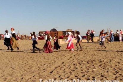 El Desembarco Pirata devuelve el brillo del eterno verano. Cientos de personas abarrotan San José durante la recreación teatral.