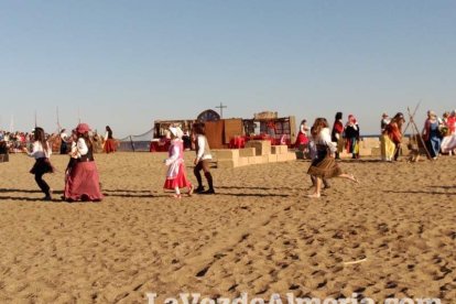 El Desembarco Pirata devuelve el brillo del eterno verano. Cientos de personas abarrotan San José durante la recreación teatral.