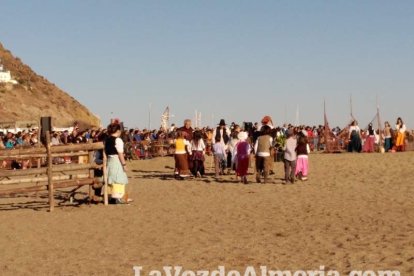 El Desembarco Pirata devuelve el brillo del eterno verano. Cientos de personas abarrotan San José durante la recreación teatral.