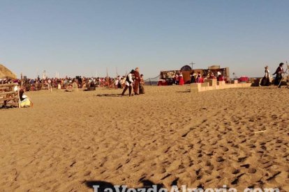 El Desembarco Pirata devuelve el brillo del eterno verano. Cientos de personas abarrotan San José durante la recreación teatral.