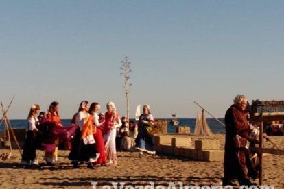 El Desembarco Pirata devuelve el brillo del eterno verano. Cientos de personas abarrotan San José durante la recreación teatral.