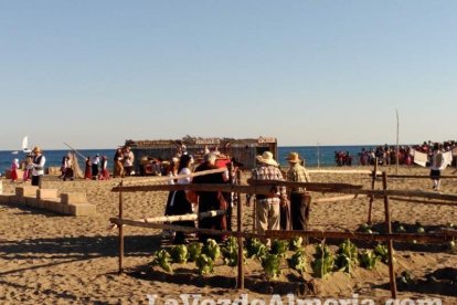 El Desembarco Pirata devuelve el brillo del eterno verano. Cientos de personas abarrotan San José durante la recreación teatral.