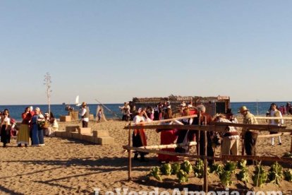 El Desembarco Pirata devuelve el brillo del eterno verano. Cientos de personas abarrotan San José durante la recreación teatral.