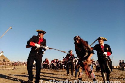 El Desembarco Pirata devuelve el brillo del eterno verano. Cientos de personas abarrotan San José durante la recreación teatral.