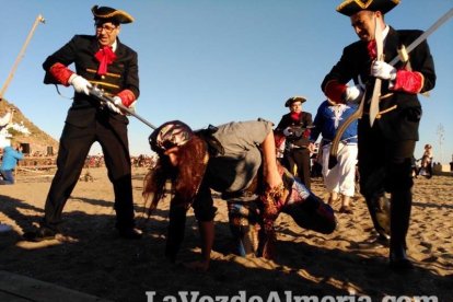 El Desembarco Pirata devuelve el brillo del eterno verano. Cientos de personas abarrotan San José durante la recreación teatral.