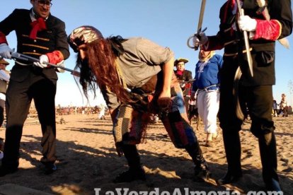 El Desembarco Pirata devuelve el brillo del eterno verano. Cientos de personas abarrotan San José durante la recreación teatral.