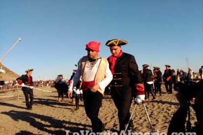 El Desembarco Pirata devuelve el brillo del eterno verano. Cientos de personas abarrotan San José durante la recreación teatral.