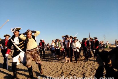 El Desembarco Pirata devuelve el brillo del eterno verano. Cientos de personas abarrotan San José durante la recreación teatral.
