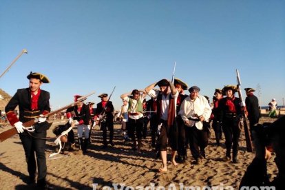 El Desembarco Pirata devuelve el brillo del eterno verano. Cientos de personas abarrotan San José durante la recreación teatral.