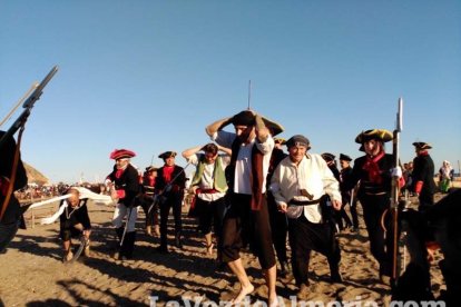 El Desembarco Pirata devuelve el brillo del eterno verano. Cientos de personas abarrotan San José durante la recreación teatral.