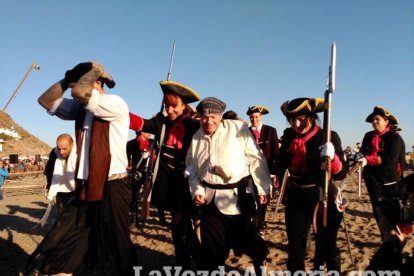 El Desembarco Pirata devuelve el brillo del eterno verano. Cientos de personas abarrotan San José durante la recreación teatral.