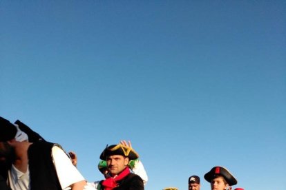 El Desembarco Pirata devuelve el brillo del eterno verano. Cientos de personas abarrotan San José durante la recreación teatral.