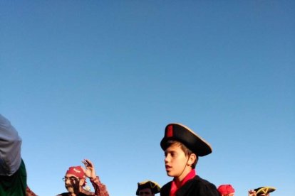 El Desembarco Pirata devuelve el brillo del eterno verano. Cientos de personas abarrotan San José durante la recreación teatral.