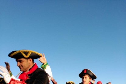 El Desembarco Pirata devuelve el brillo del eterno verano. Cientos de personas abarrotan San José durante la recreación teatral.