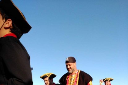 El Desembarco Pirata devuelve el brillo del eterno verano. Cientos de personas abarrotan San José durante la recreación teatral.