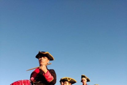 El Desembarco Pirata devuelve el brillo del eterno verano. Cientos de personas abarrotan San José durante la recreación teatral.