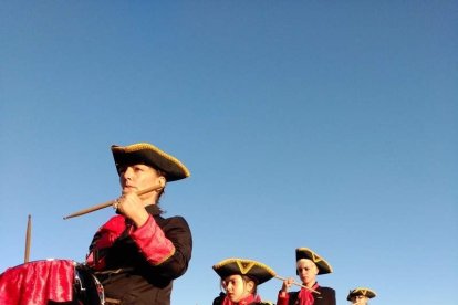 El Desembarco Pirata devuelve el brillo del eterno verano. Cientos de personas abarrotan San José durante la recreación teatral.