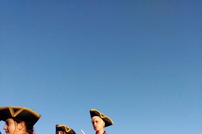 El Desembarco Pirata devuelve el brillo del eterno verano. Cientos de personas abarrotan San José durante la recreación teatral.