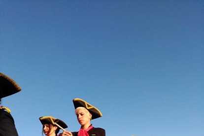 El Desembarco Pirata devuelve el brillo del eterno verano. Cientos de personas abarrotan San José durante la recreación teatral.