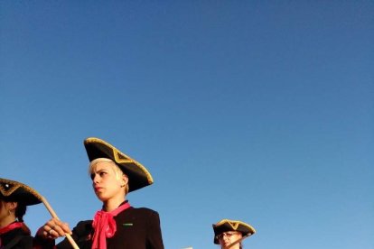 El Desembarco Pirata devuelve el brillo del eterno verano. Cientos de personas abarrotan San José durante la recreación teatral.