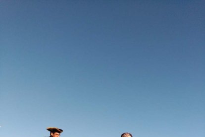 El Desembarco Pirata devuelve el brillo del eterno verano. Cientos de personas abarrotan San José durante la recreación teatral.